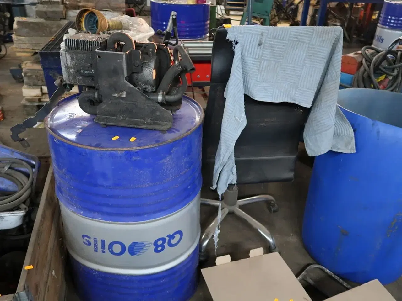 Billede 1 - Tønde, kontorstol, reservedel m.m.