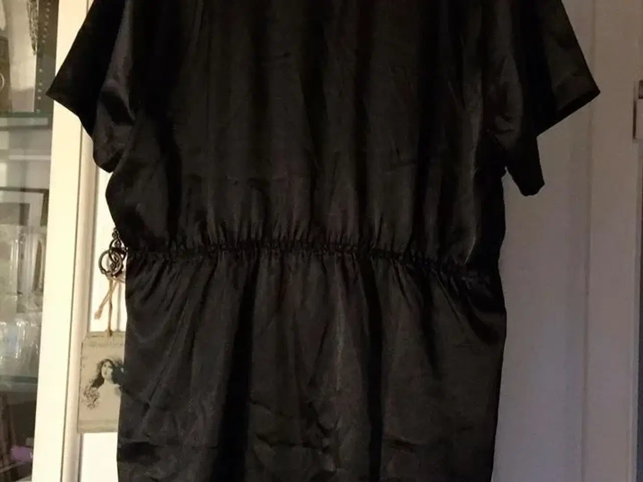 Billede 2 - sort feminin tunika / bluse fra Zizzi