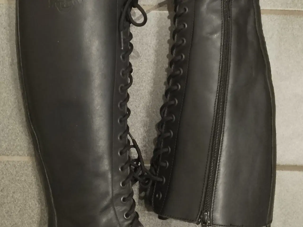 Billede 1 - Dr. Martens - lange læder støvler