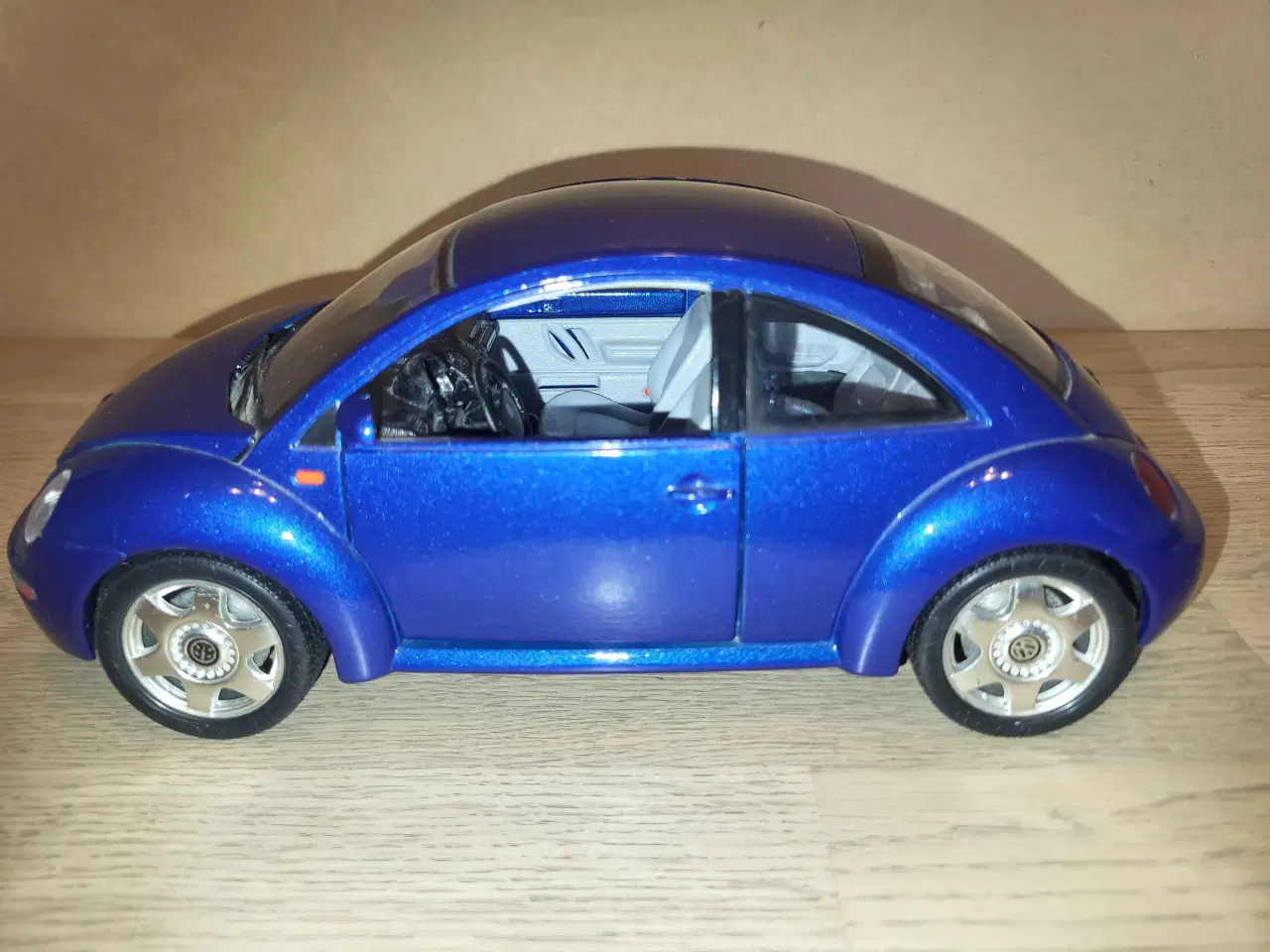 Billede 5 - Modelbil: VOLKSWAGEN NEW BEETLE 1998.  Skala 1/18.