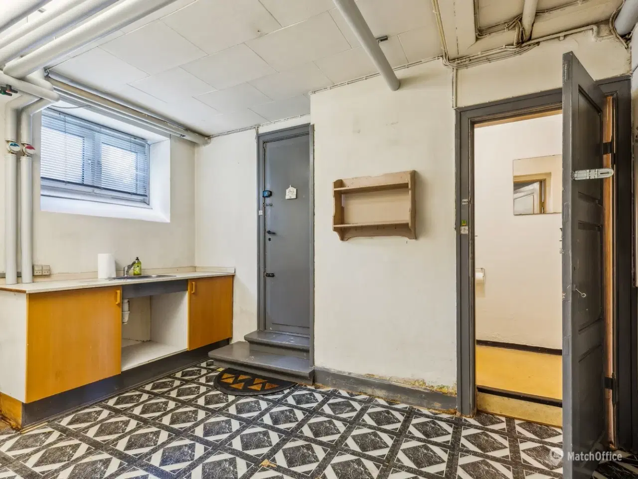 Billede 3 - 121 m² højt kælderlejemål til butik / kontor