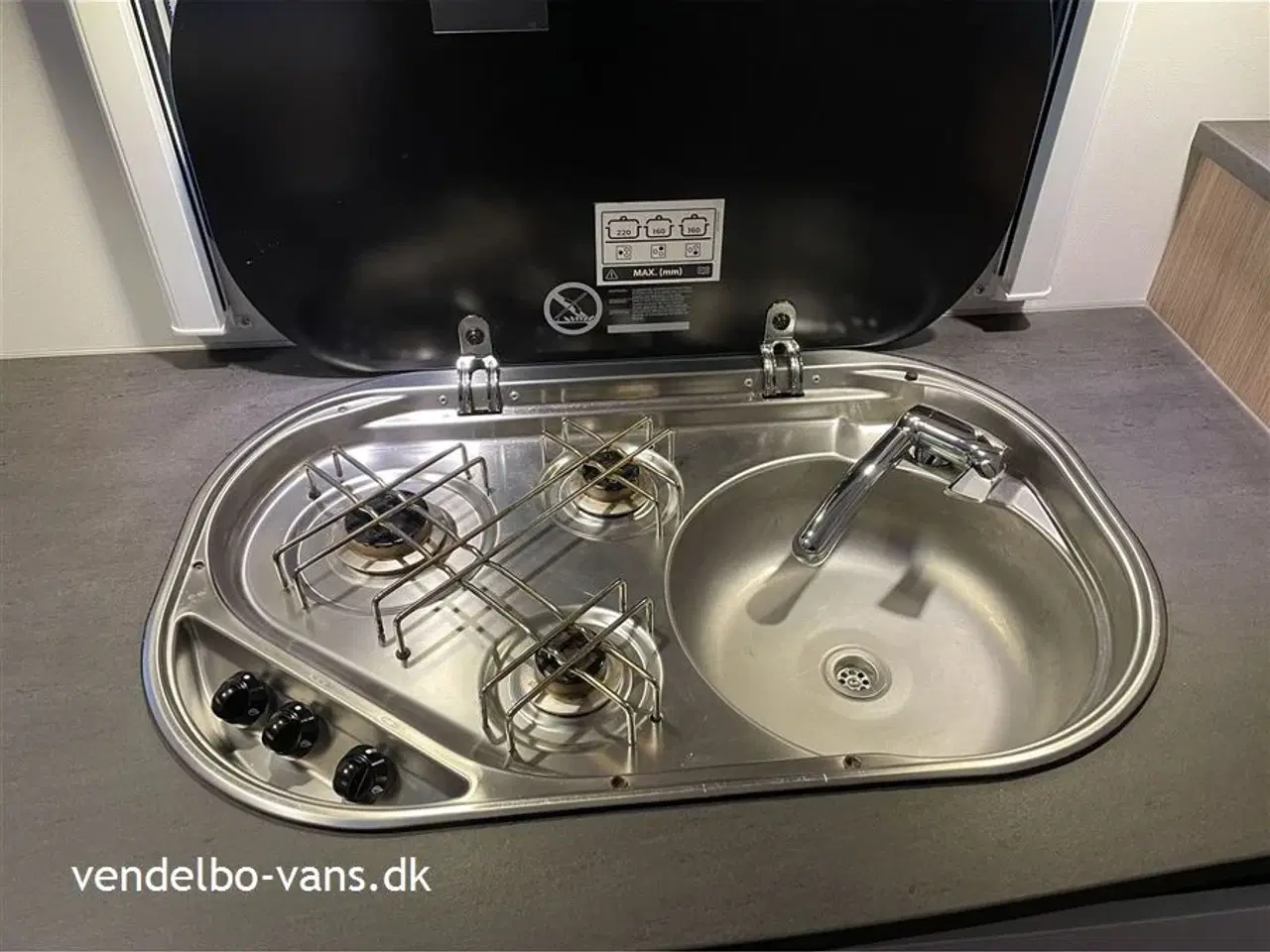 Billede 9 - 2022 - SunLight VAN V69   Fritstående dobbeltseng i bag