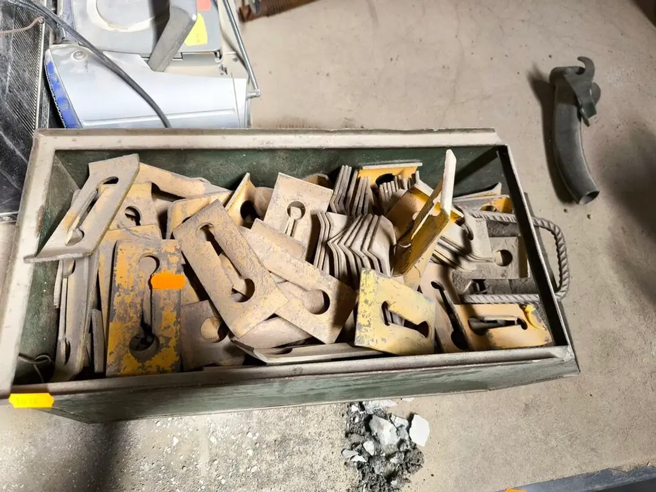 Billede 1 - Indhold på bord