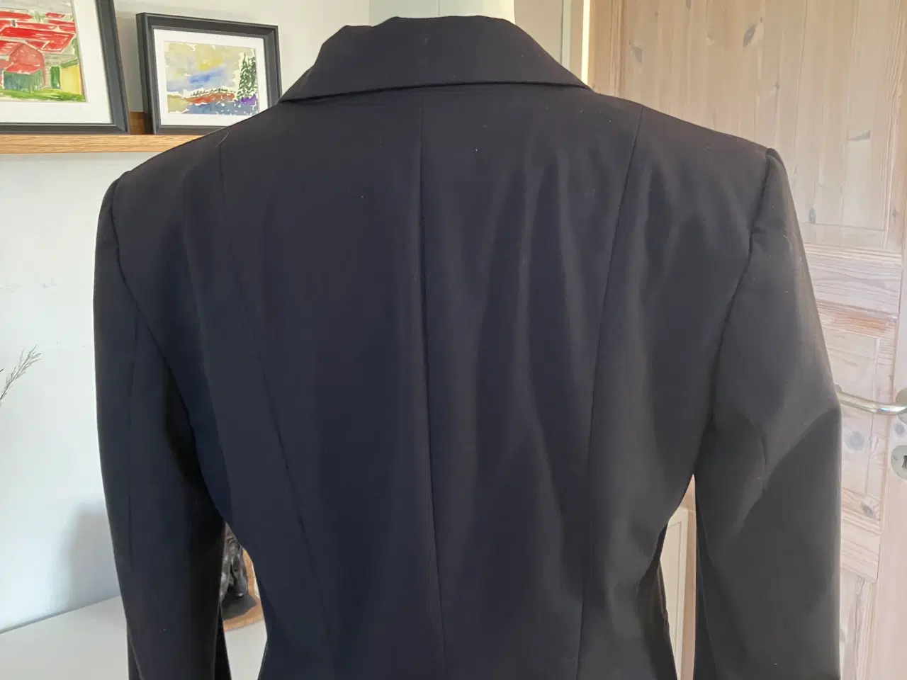 Billede 2 - Sort foret blazer, str. 38 fra H&M.. som ny