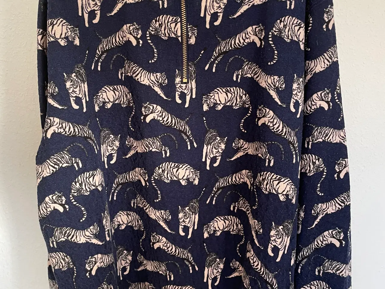 Billede 2 - H&M bluse m. print, lynlås i nakke