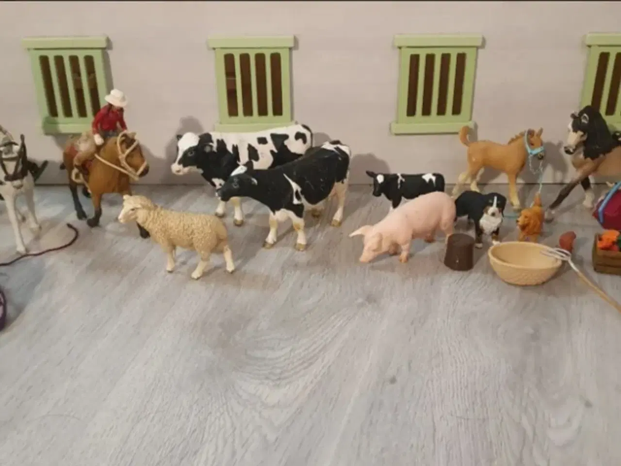 Billede 7 - Schleich ridestald med lys.