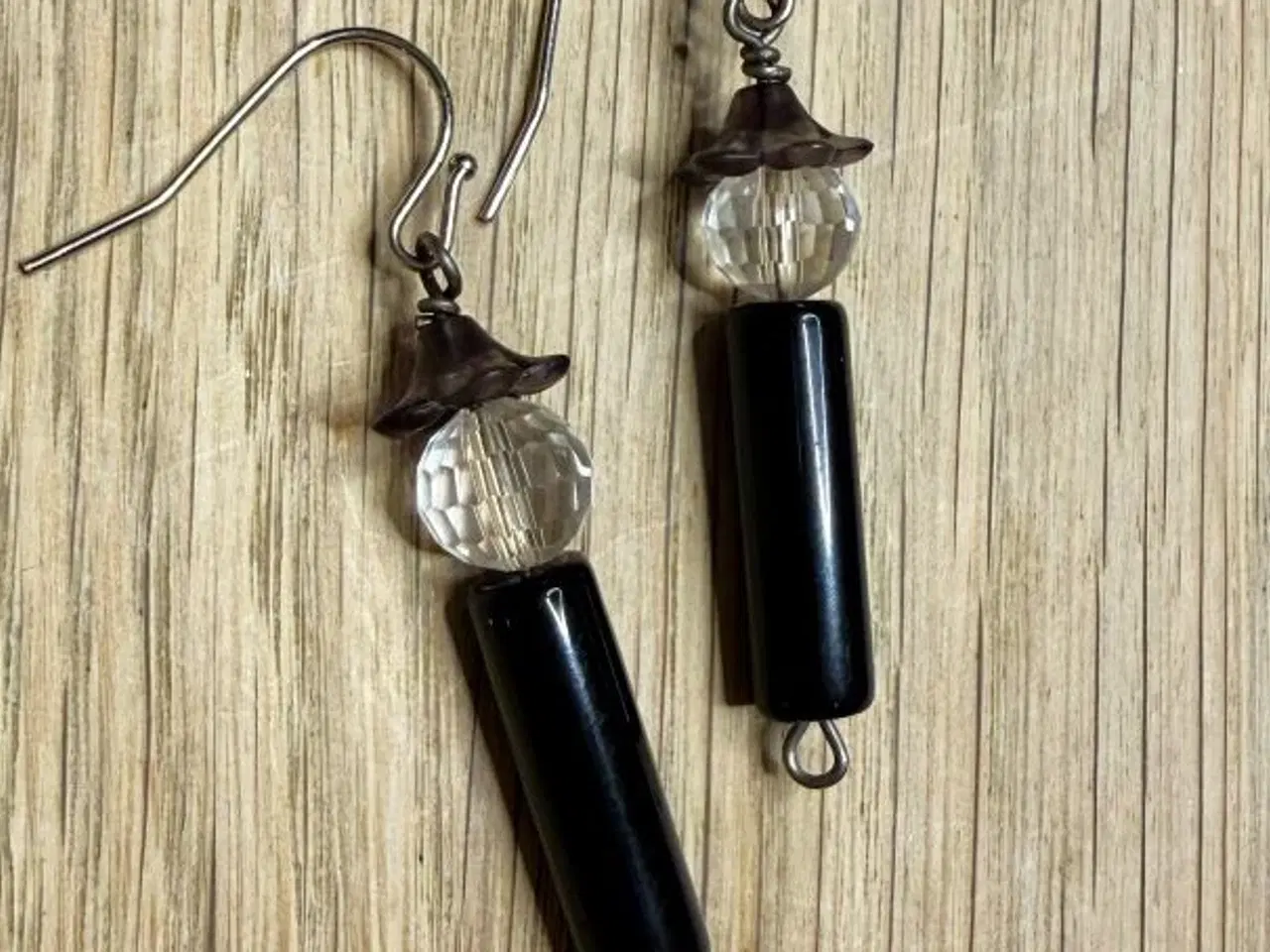 Billede 1 - Håndlavede, stiliserede øreringe i sort