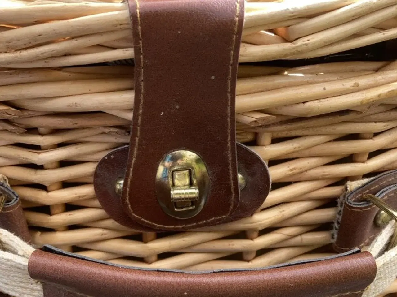 Billede 3 - Stor picnickurv med indhold – håndtag og strop