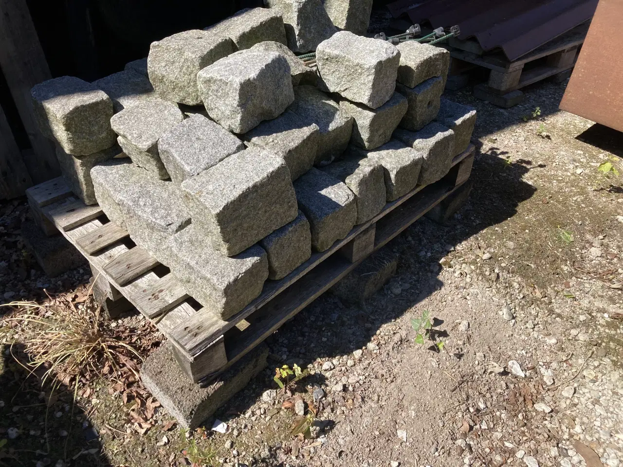 Billede 1 - Granitbrosten