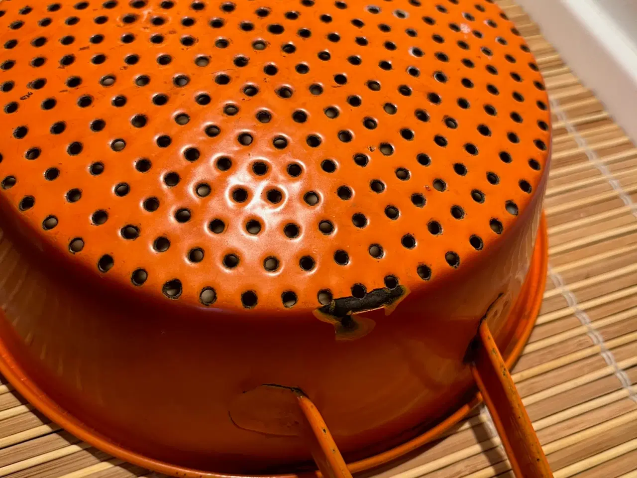 Billede 9 - Flot Retro Sæt i Orange Emalje – Dørslag & Kødrand