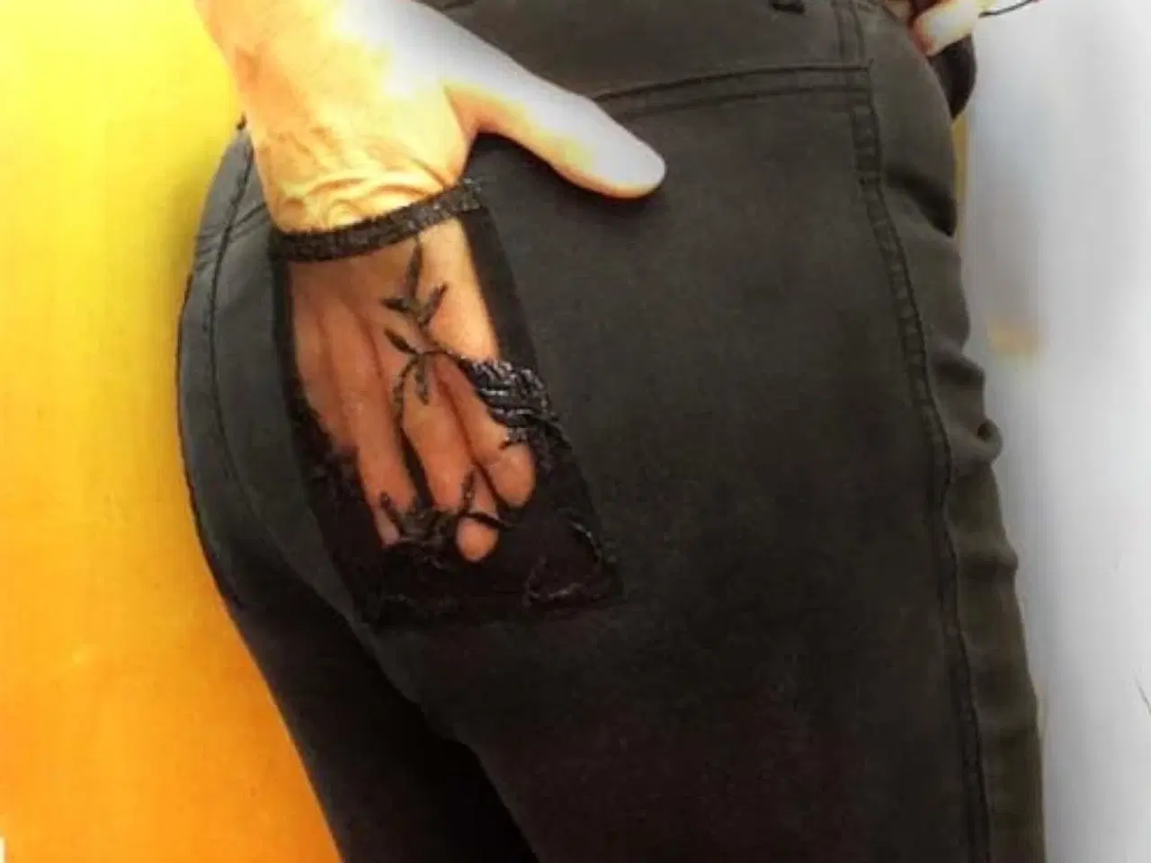 Billede 2 - Jeggins / Jeans, der er re-designet med blonde