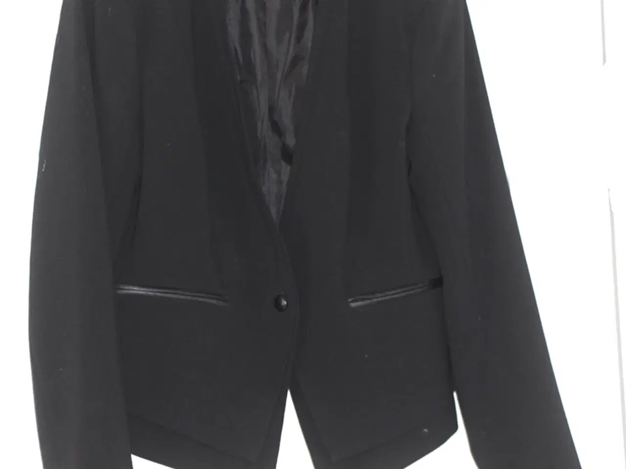 Billede 1 - Sort fin jakke med skindkanter ved lommer