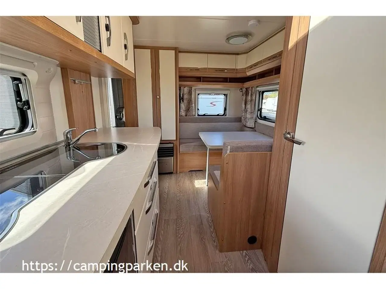 Billede 5 - 2021 - Hobby De Luxe 440 SF   Mindre campingvogn med mulighed for lav totalvægt, mover og cykelstativ monteret