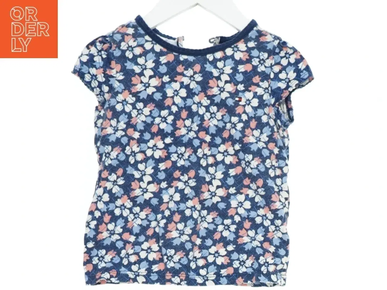 Billede 1 - Blomstret T-shirt til børn fra Tommy Hilfiger (str. 104)