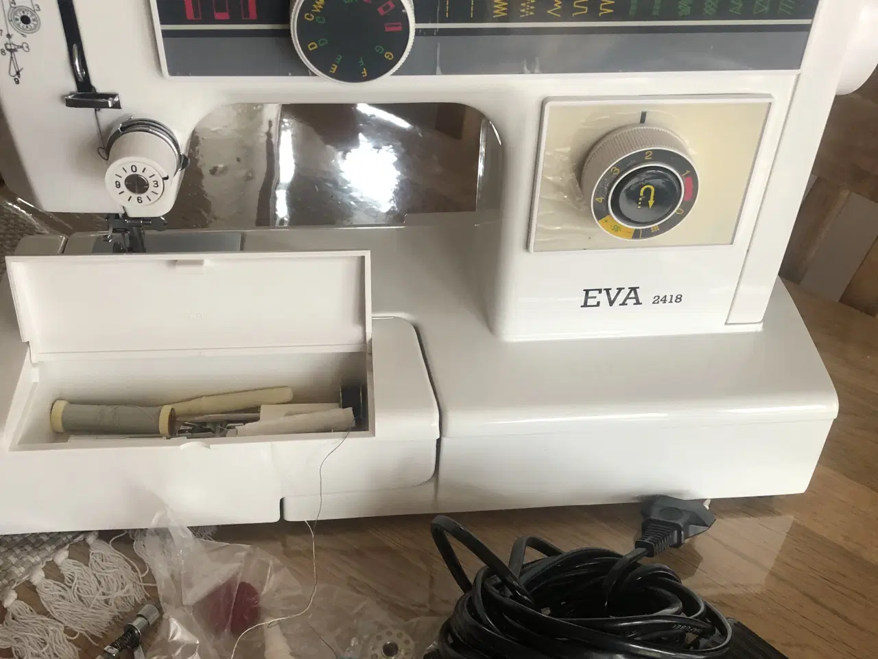 Billede 2 - Eva 2418 symaskine samt antik syæske