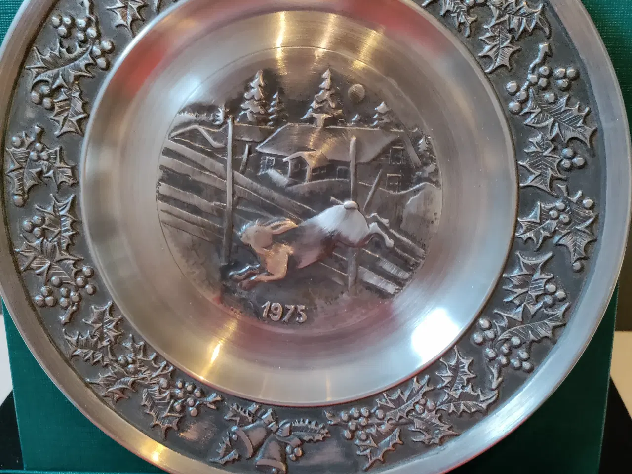 Billede 1 - Måstad juleplatter I tin. 1975 og 1976.