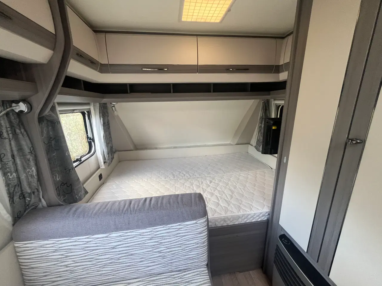 Billede 2 - Hobby On Tour 470 KMF med køjer 