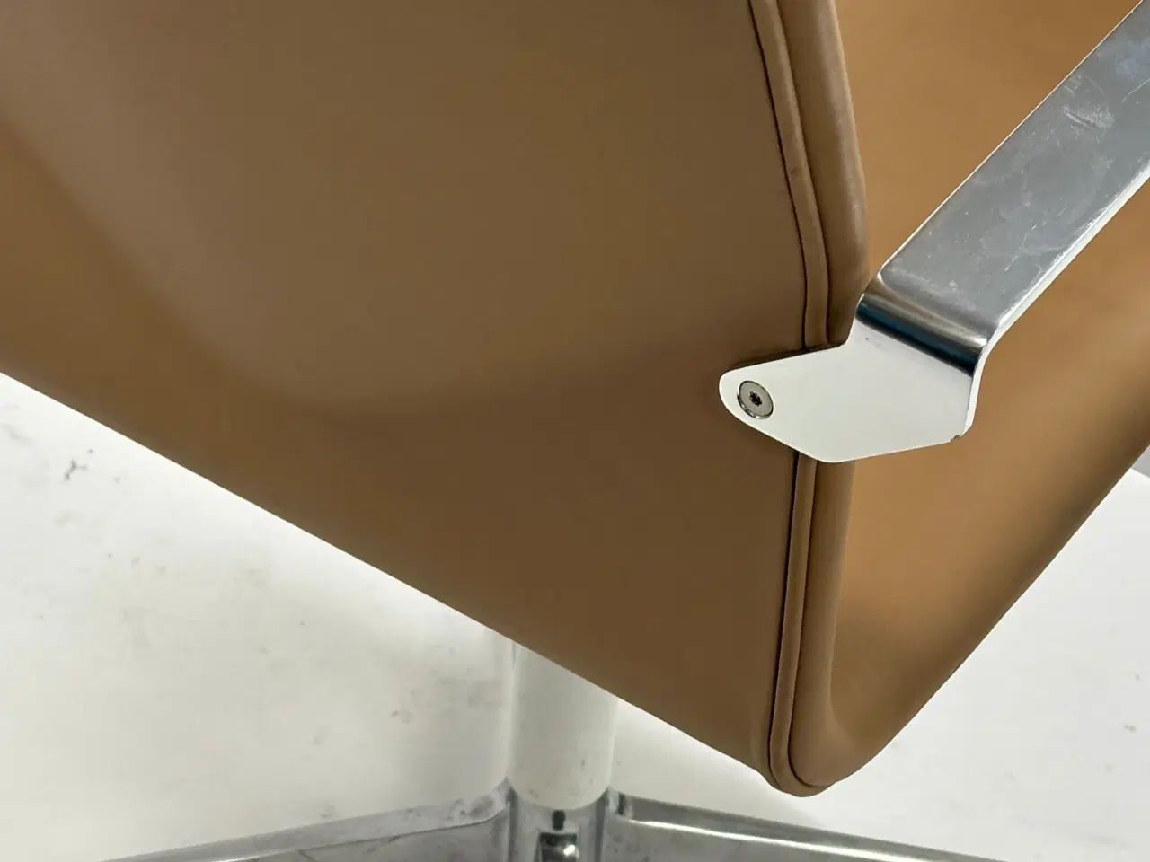Billede 9 - Four Design - 4-Cast® XL Mødestol (Lysebrun m. krom armlæn)
