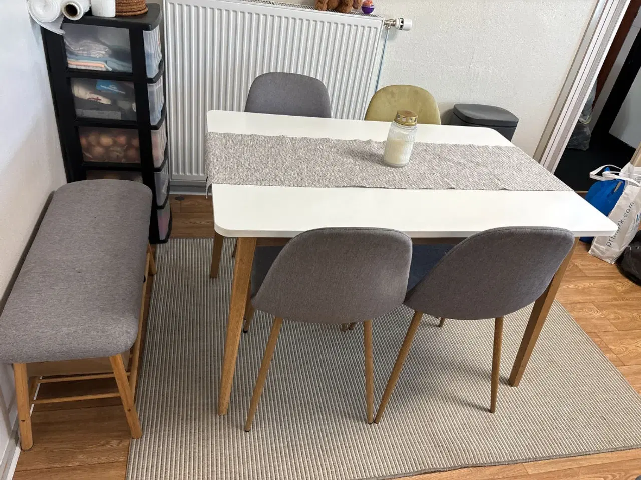 Billede 5 - Spisebord +stole,bænk og tæppe