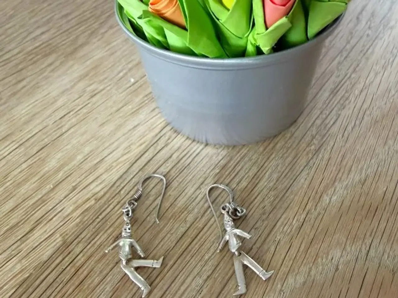 Billede 1 - Sølvøreringe med små, bevægelige mennesker