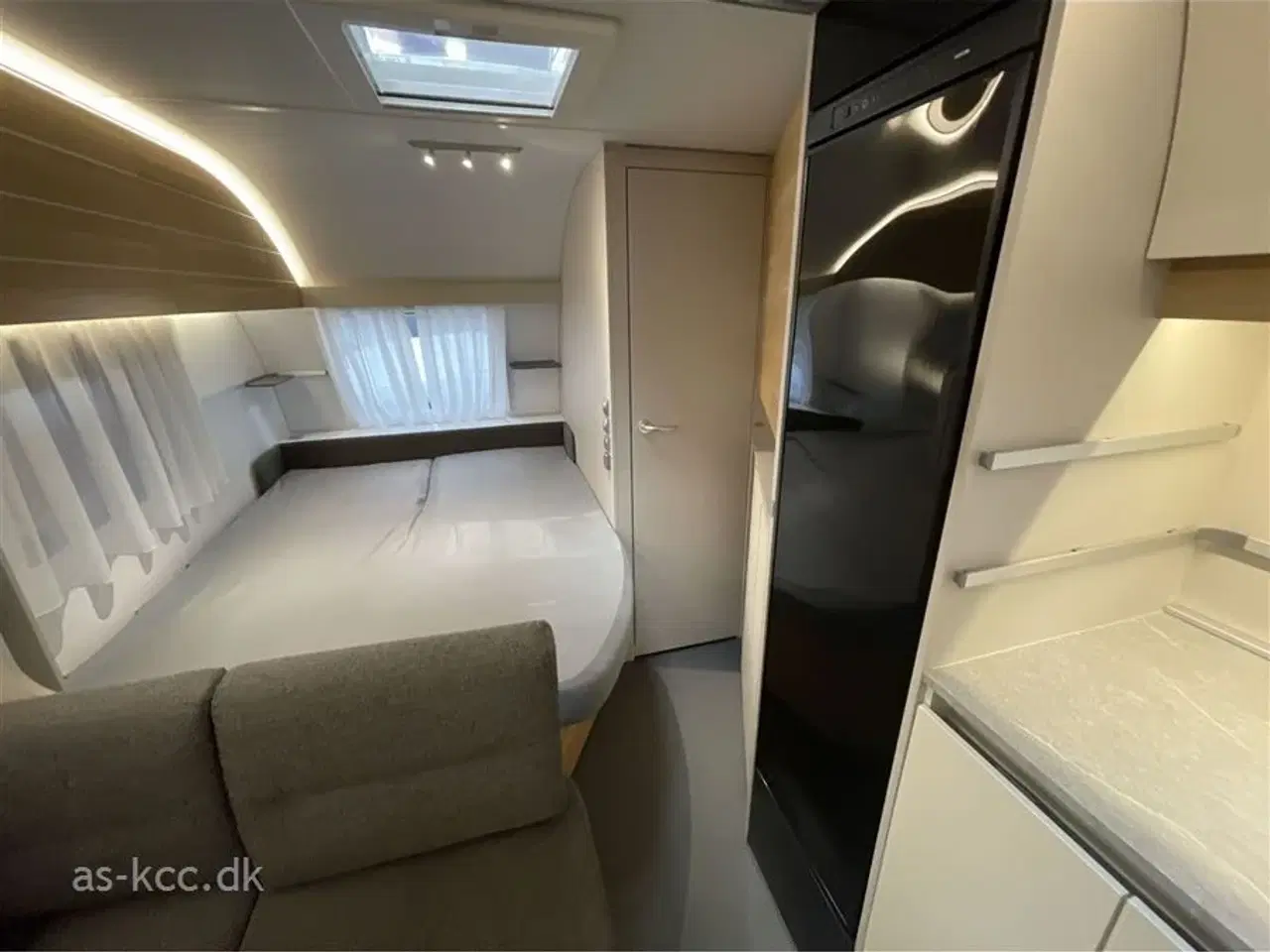 Billede 8 - 2021 - Adria Adora 613 PK Teen   Adria Adora 613 PK Teen årg. 2021, 7 sovepladser 10 siddepladser  Mover, Isabella Commodore Dawn 3 m fortelt med tæppe, DuoControl, Cykelstativ