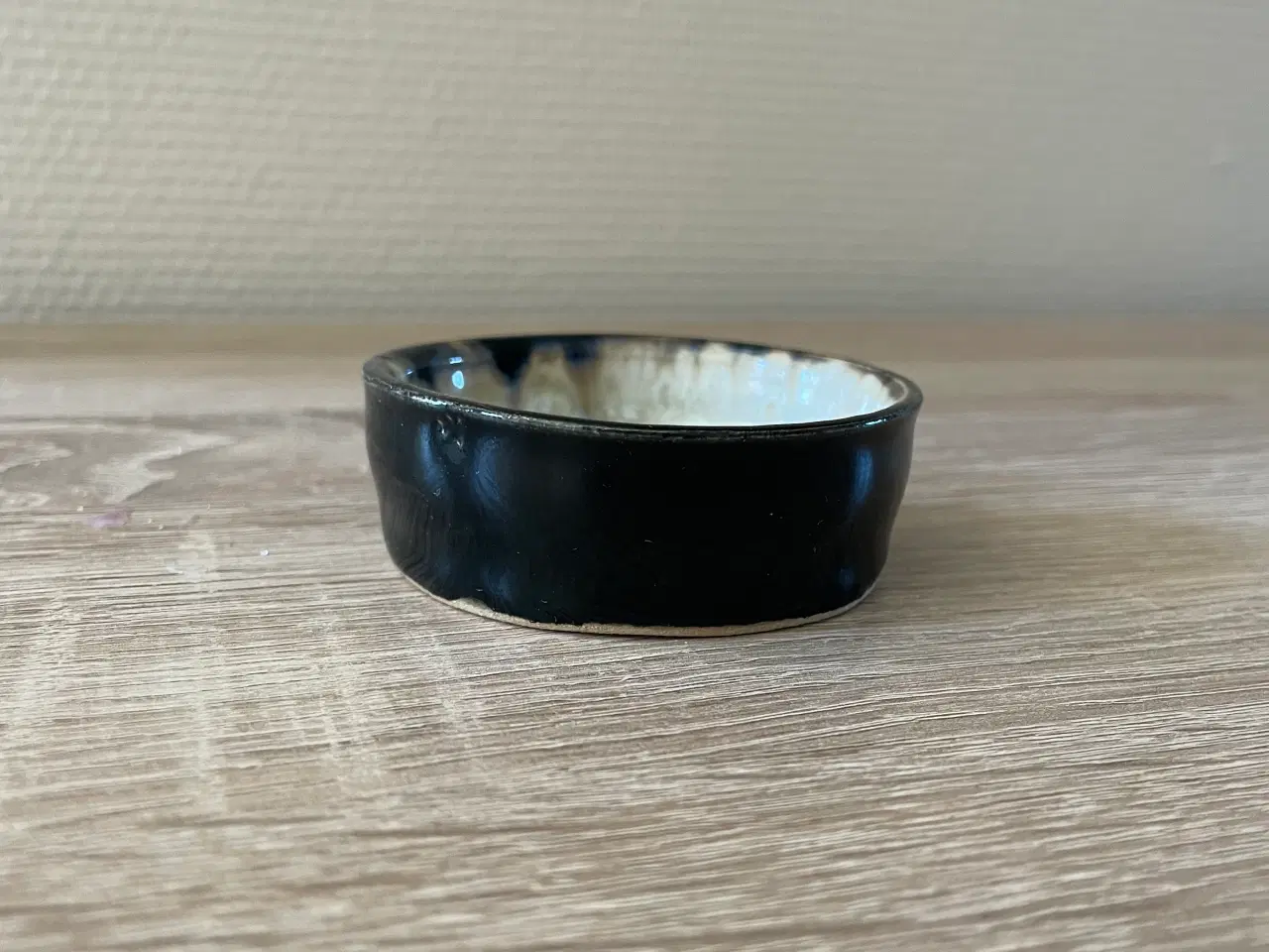 Billede 3 - Vildt sød lille håndlavet keramik krukke i sort