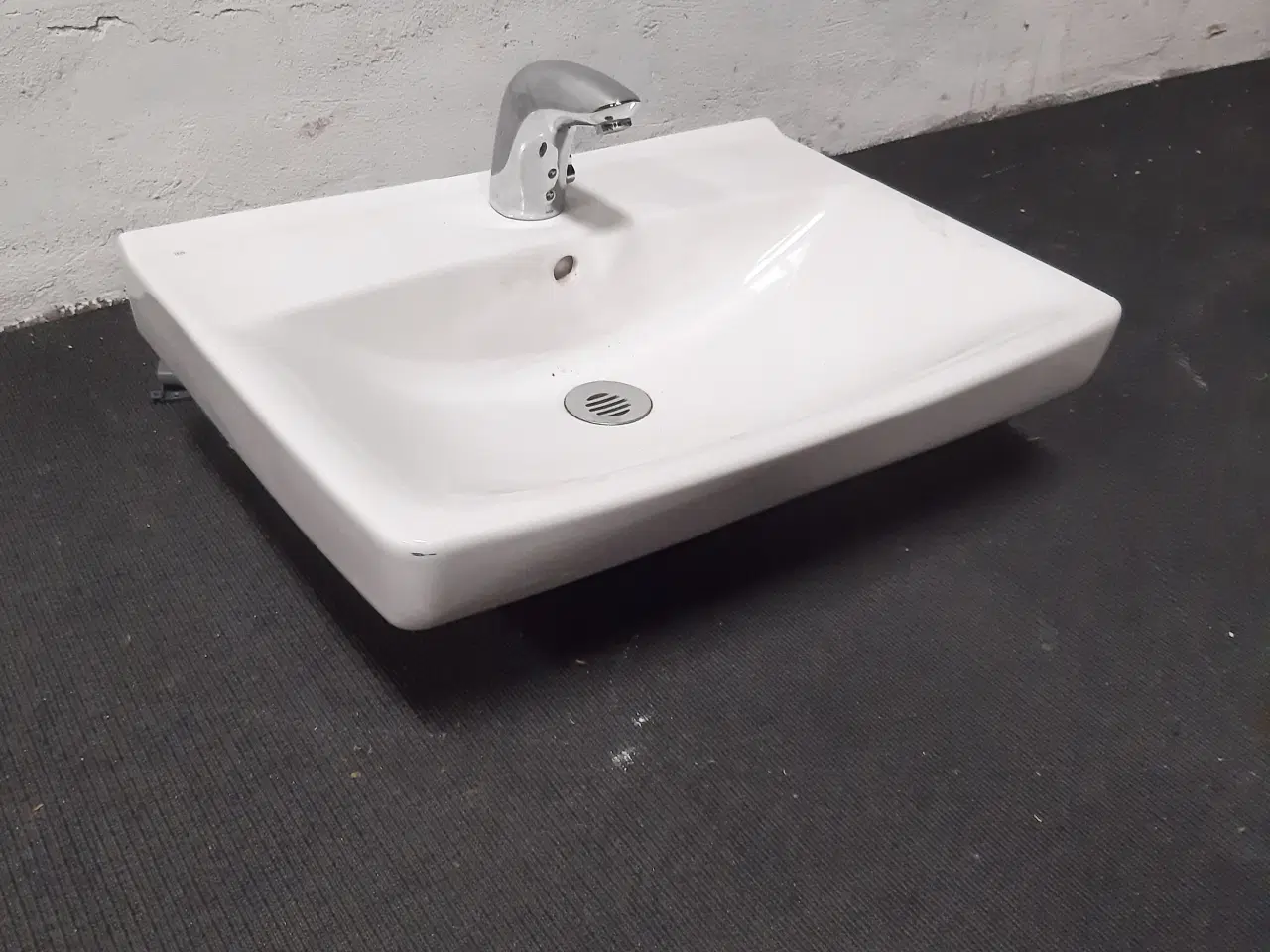 Billede 2 - Ifö håndvask med berøringsfrit armatur, 560x150x430mm, hvid