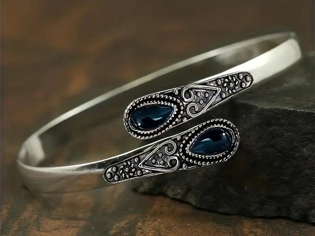 Billede 1 - * Flot armring - med hjerter og sten