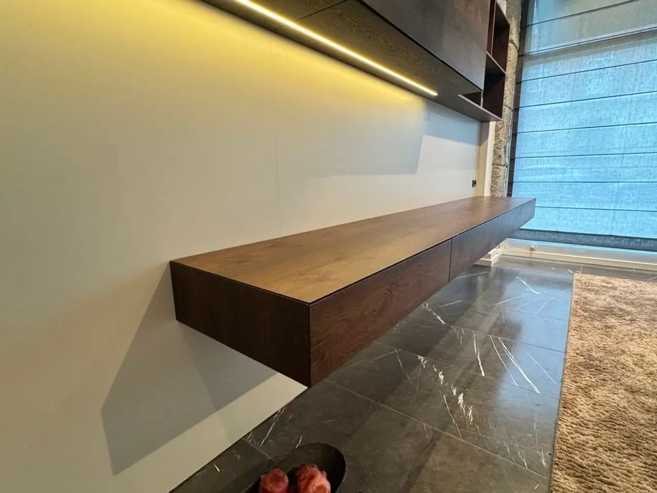 Billede 2 - Boform snedker væghængt møbel i røget eg