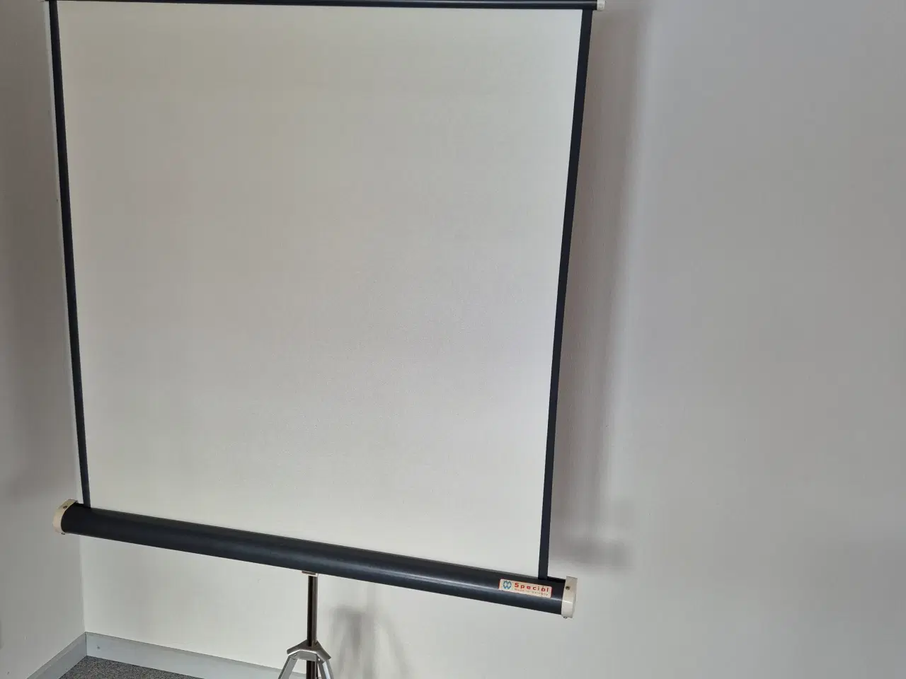 Billede 2 - Projektorlærred på trefod