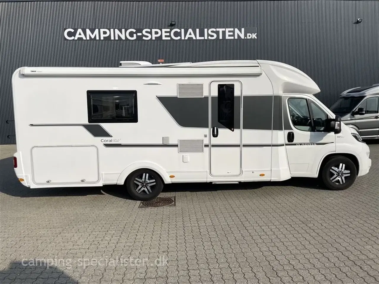 Billede 1 - 2020 - Adria Coral Plus 670 SLT   Pæn og meget velholdt Adria Coral Plus 670 SL fra 2020 - Kan nu opleves hos Camping-Specialisten i Silkeborg