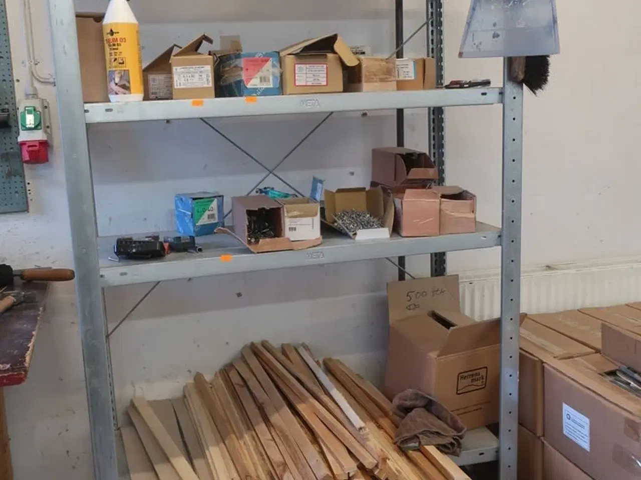 Billede 1 - Reol med div. Skruer m.m.