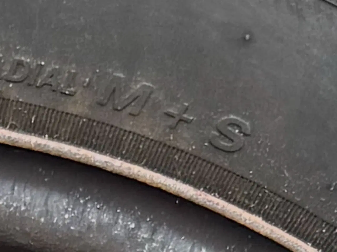 Billede 10 - 4 vinterhjul m/ hjulkapsler og opbevaringsstativ