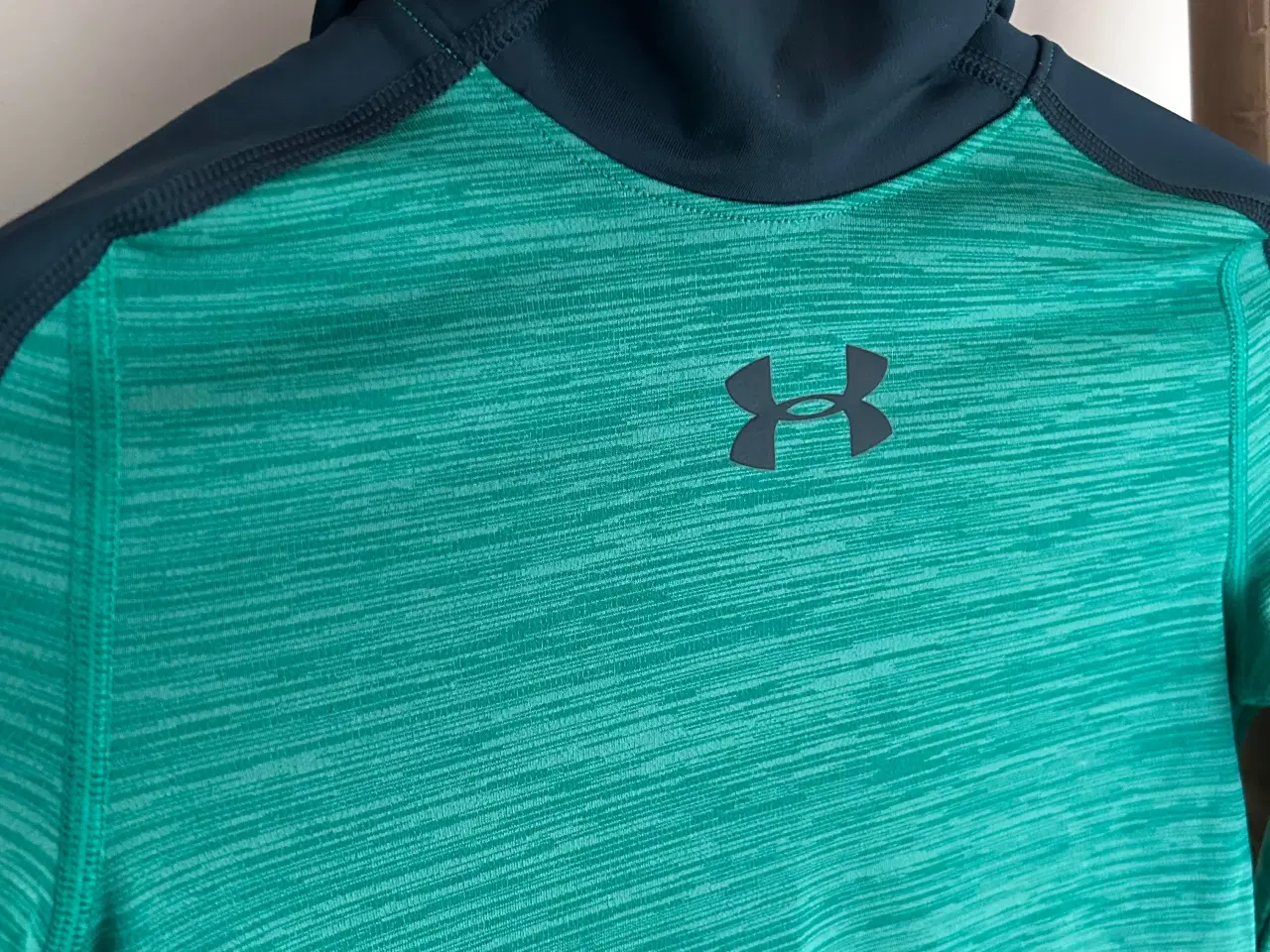 Billede 2 - Under Armour hættetrøje, 5-6 år