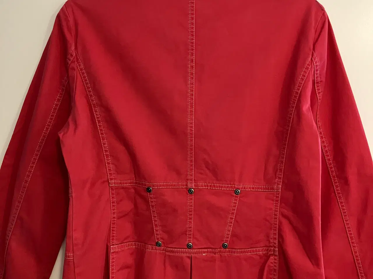 Billede 2 - Flot dæmpet rød Micha jakke i slankende snit