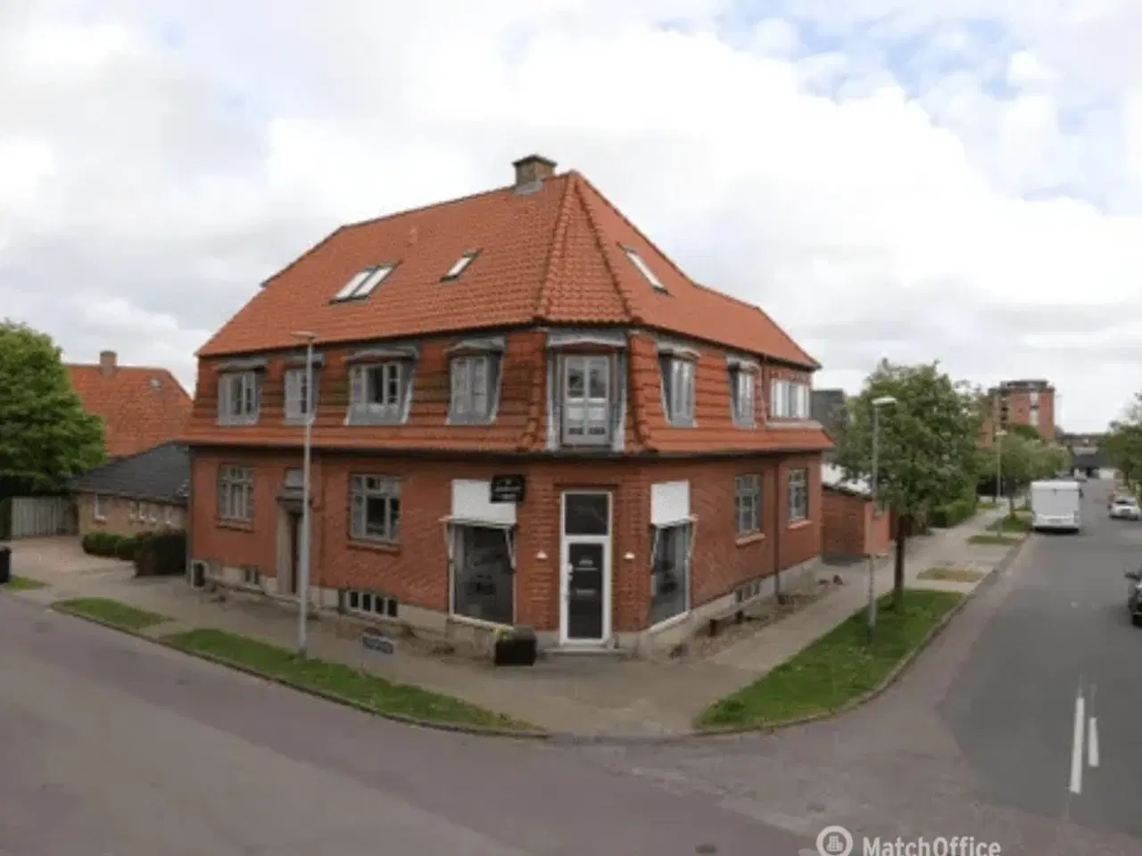 Billede 1 - Køn rødstensejendom med fem lejemål – oplagt investeringseje