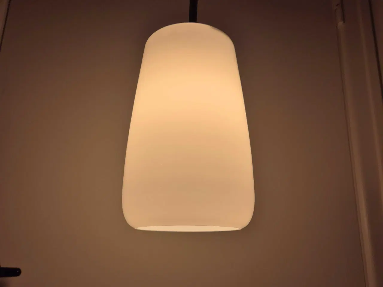 Billede 7 - Elegant retrolampel i opalglas med messingtop