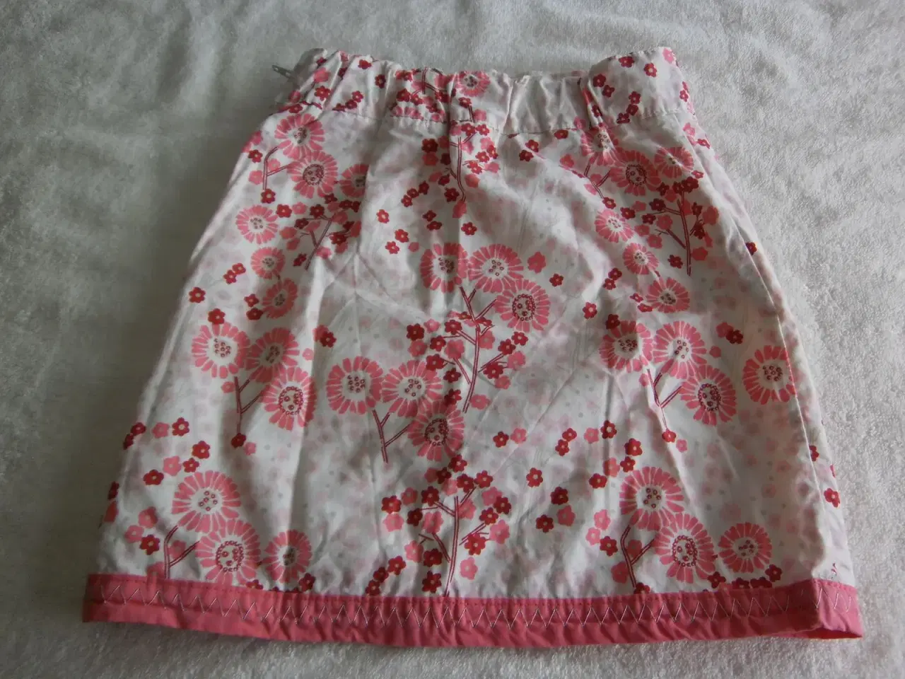 Billede 2 - Sommersæt, nederdel og kortærmet bluse