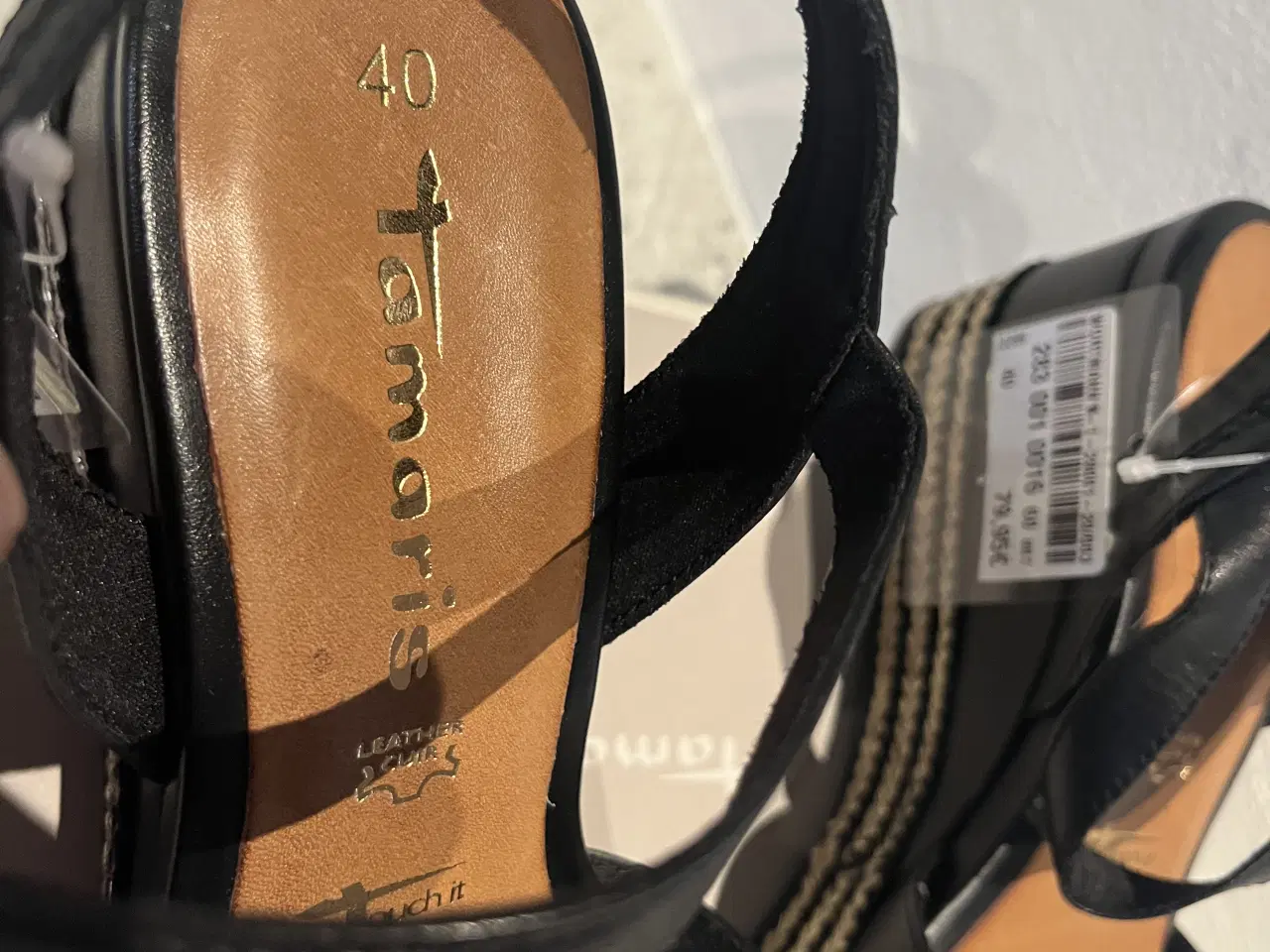 Billede 4 - Tamaris sandaler sort/guld