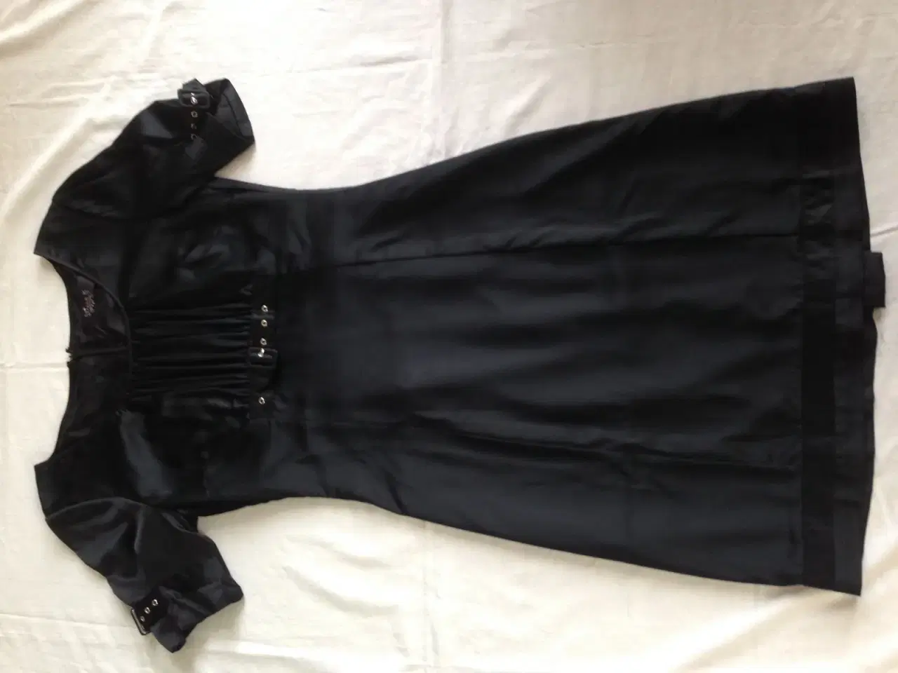 Billede 1 - Smart sort kjole m mange finesser ny