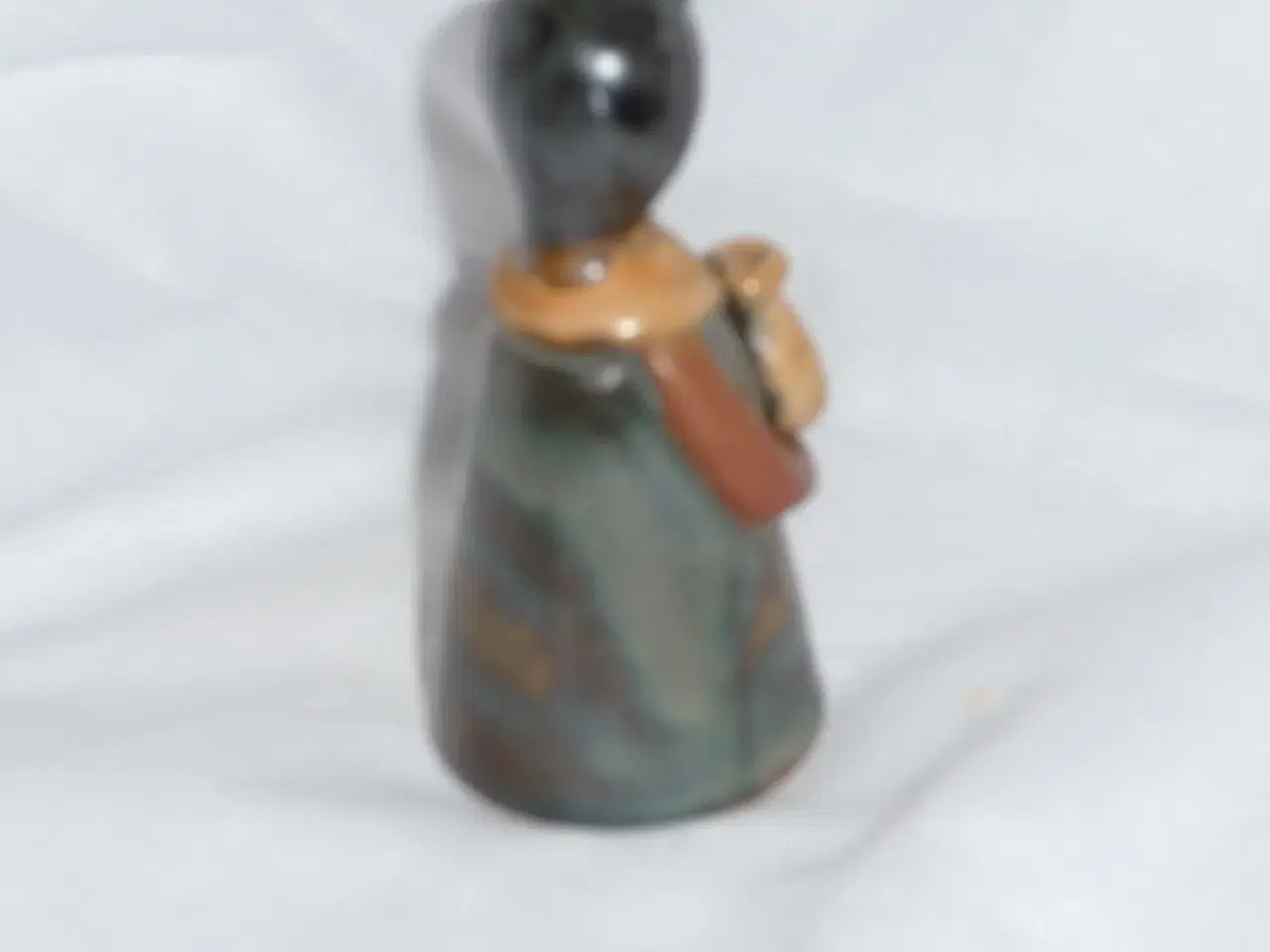 Billede 4 - lille dame i brun keramik