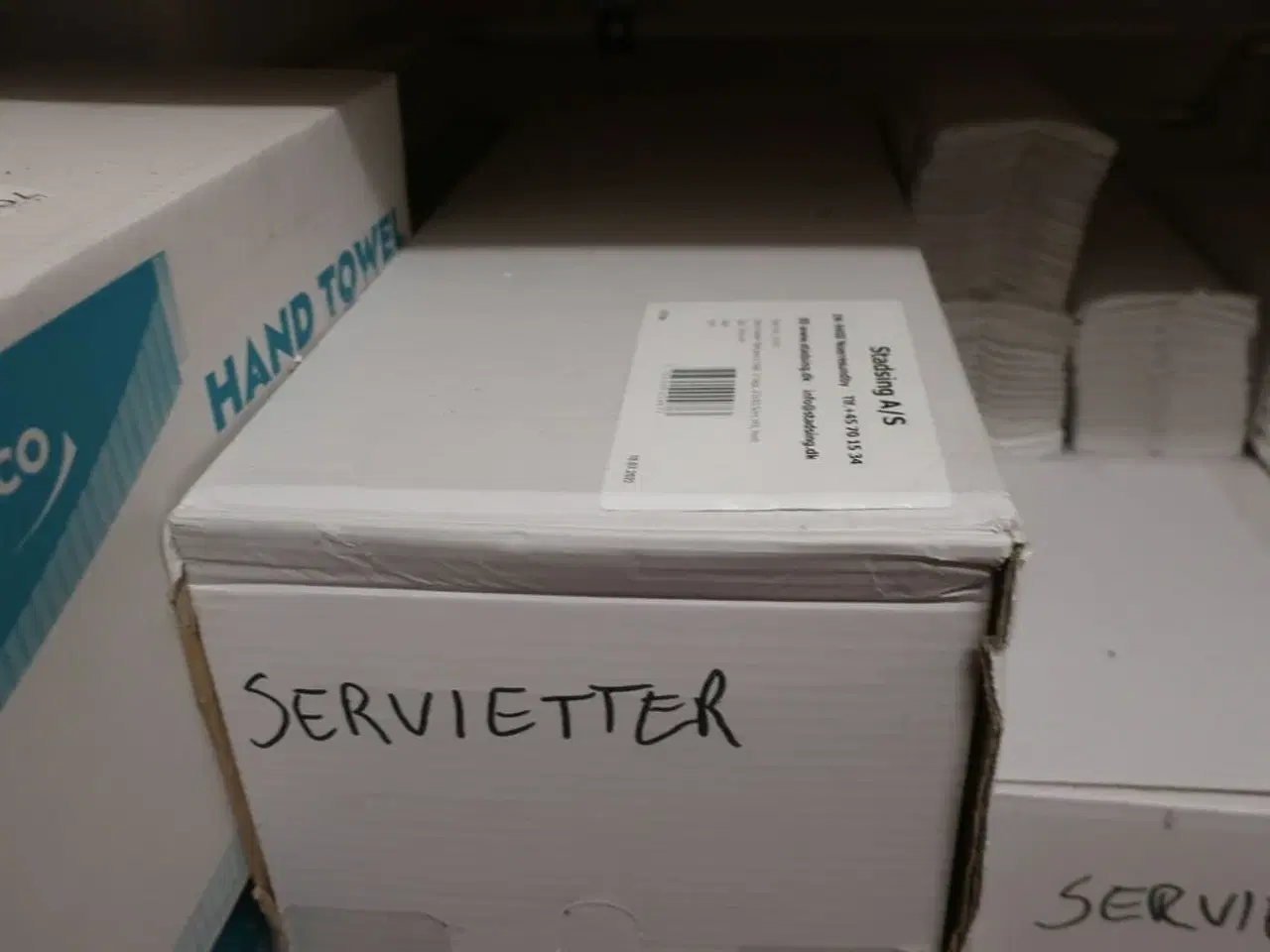 Billede 4 - Indhold på reol af servietter samt regøringsartikler