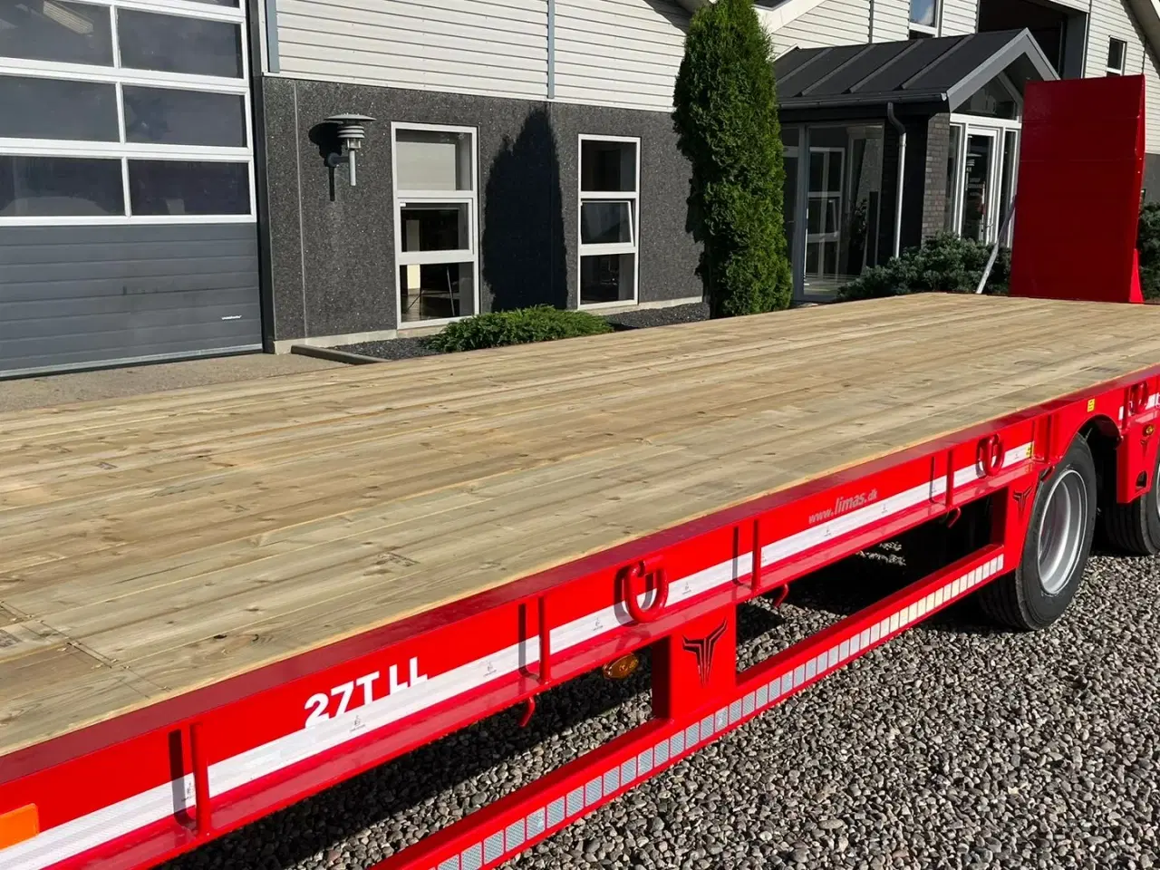 Billede 7 - Tyrone 27TLL LANG MODEL med kombi bremser, både luft og hydrauliske bremser. Affjedret træk og affjedret aksler. Med hydrauliske ramper og værktøjskasse