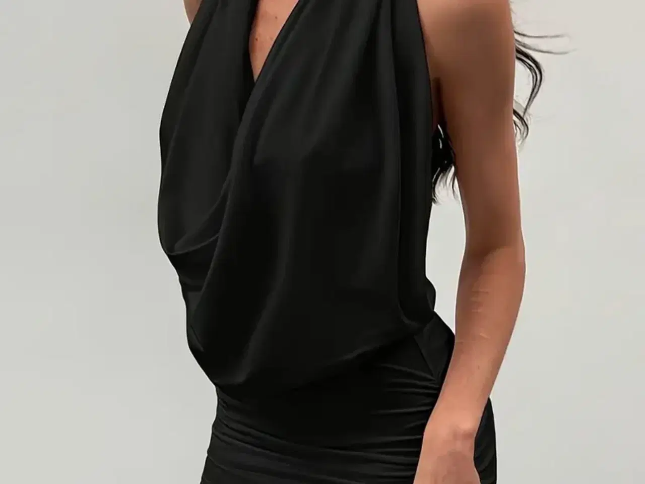 Billede 1 - Lårkort kjole med bar ryg