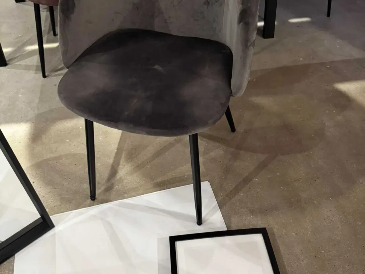 Billede 4 - Spejl, plakater samt stol