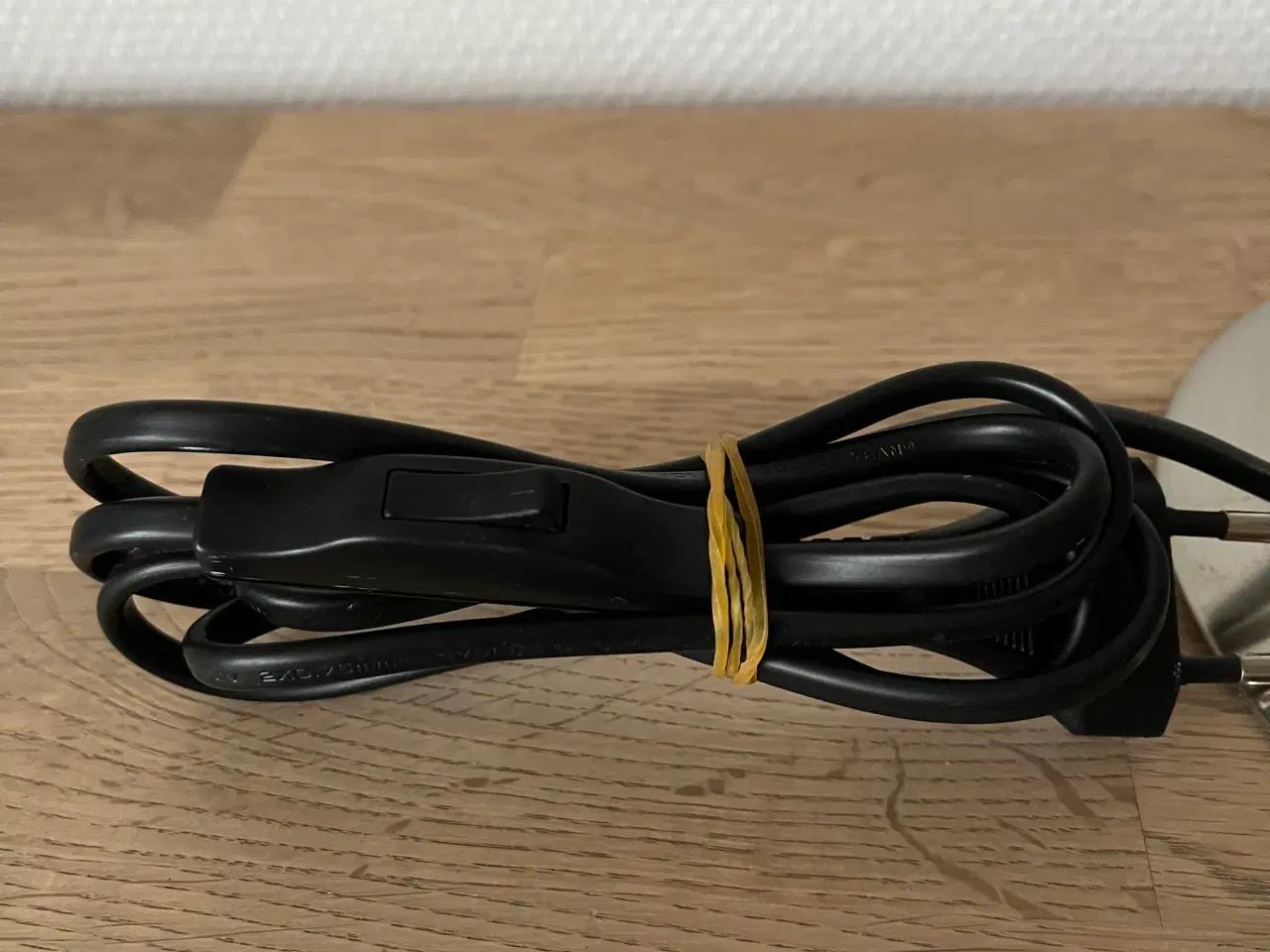 Billede 2 - Sølvfarvet bordlampe med hvid plisseskærm