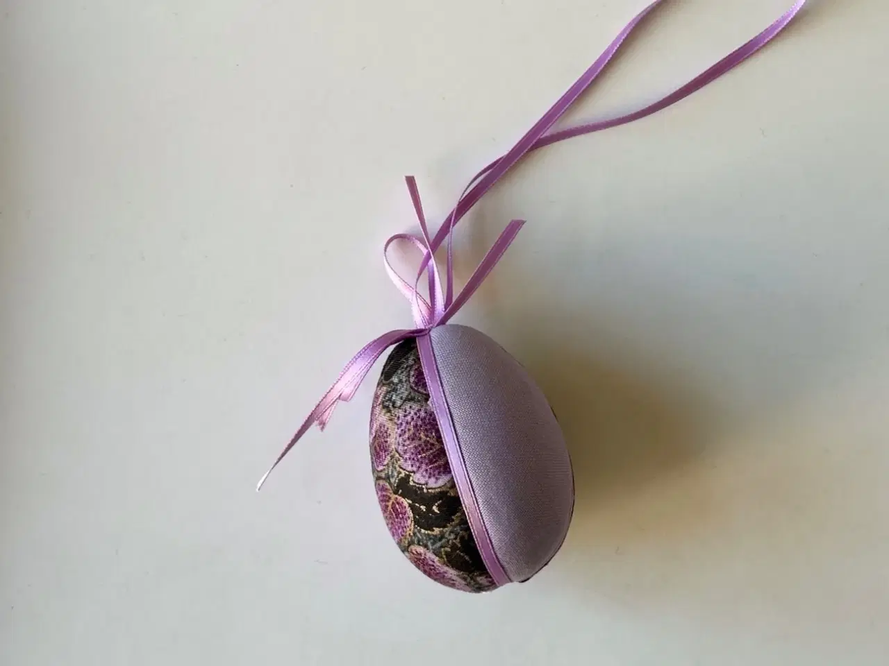 Billede 1 - Lille påskeæg, lilla m mørke blomster