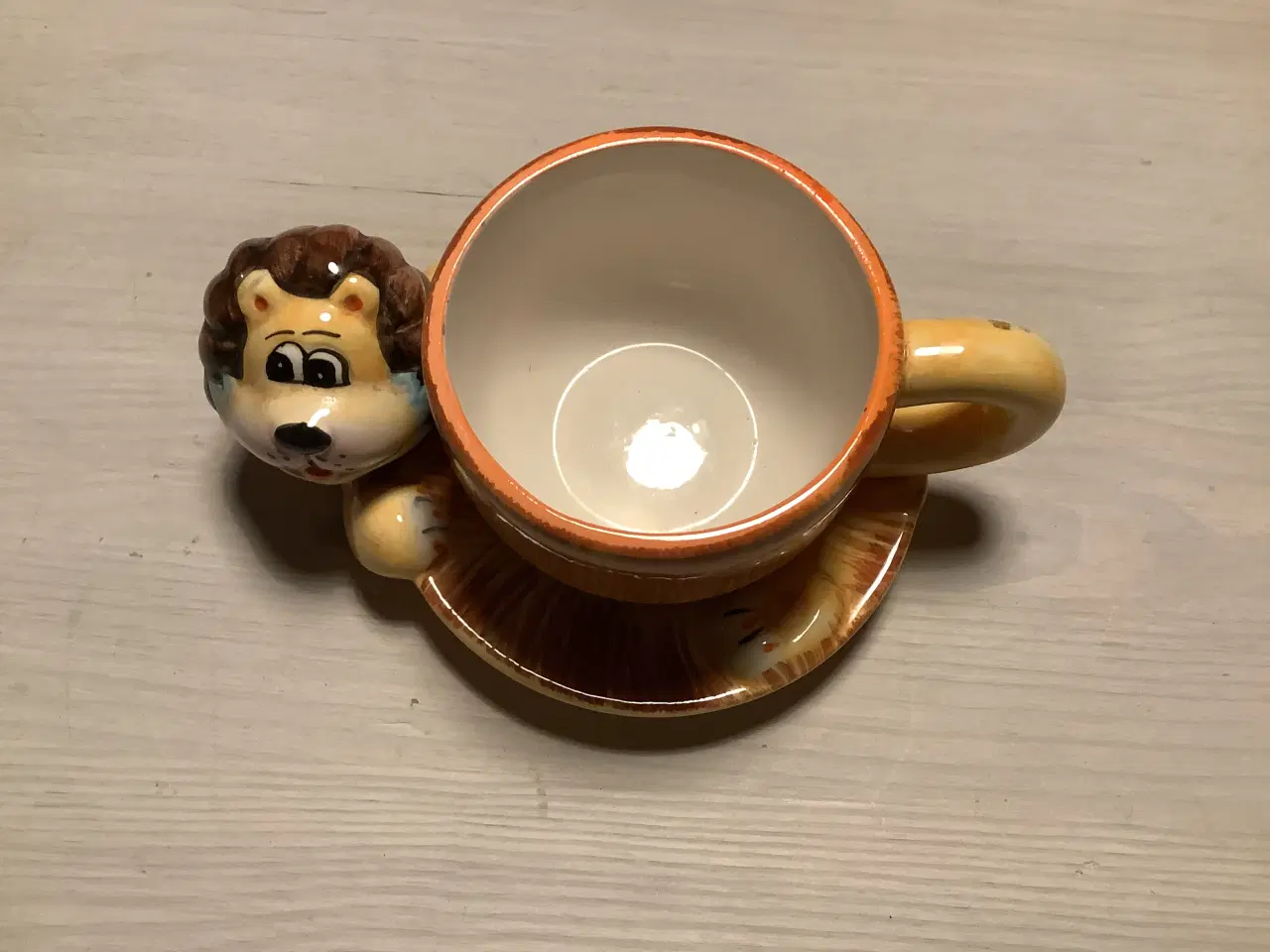 Billede 1 - Kop og underkop med løvefigur