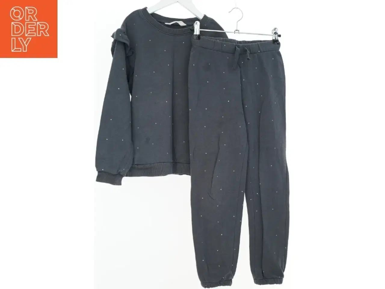 Billede 1 - Grå sæt med sweater og bukser fra H&M (str. 134)