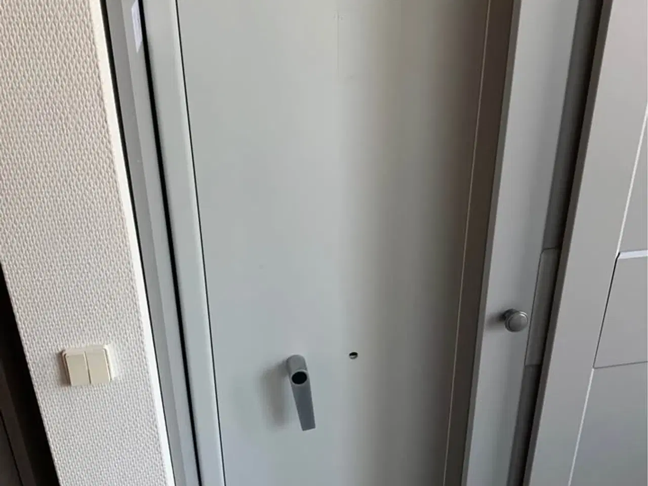 Billede 1 - Våbenskab